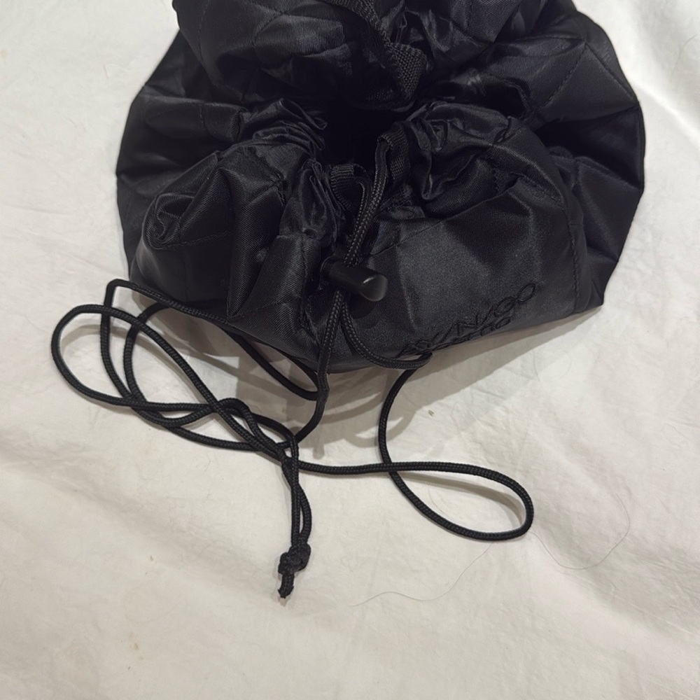 Lay-n-Go Black drawstring toiletries and makeup bag - Picture 3 of 5